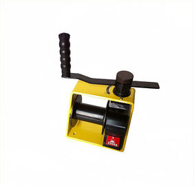 Cina Hand Lifting Worm Gear Winch 250kg 500kg 1000kg Dengan Struktur Baja Yang Ditekan pemasok