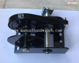 800lbs Hitam Kecil Otomatis Rem Manual Mengangkat Winch, Trailer Hand Winch Untuk Menarik pemasok